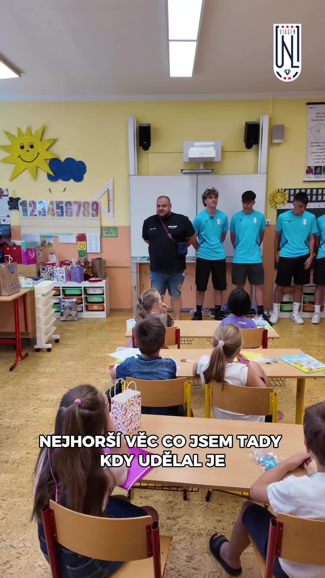 Předávání vysvědčení s Danem a našimi mladšími hráči. Dan se po letec…