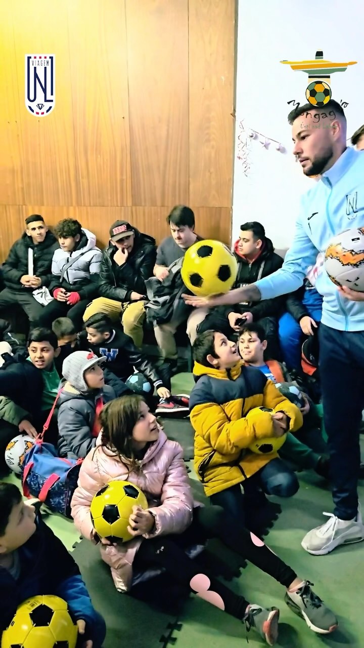 MONGAGUÁ 🎅 Hráči "A" týmu darovali fotbalové míče dětem z komunitní nadace v Krásném Bř…