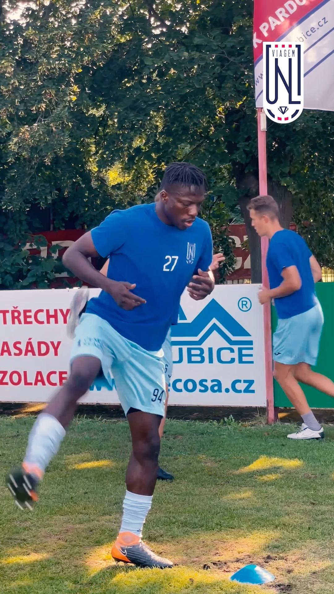 🆕 Novou posilu Michaela Ugwu představuje sportovní manažer Lukáš Zoubele