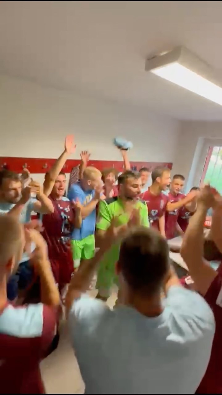 RADOST Z KABINY 🙏🏼: Po vítězství v Brozanech byla v kabině velká radost! ⚽️💪🏼