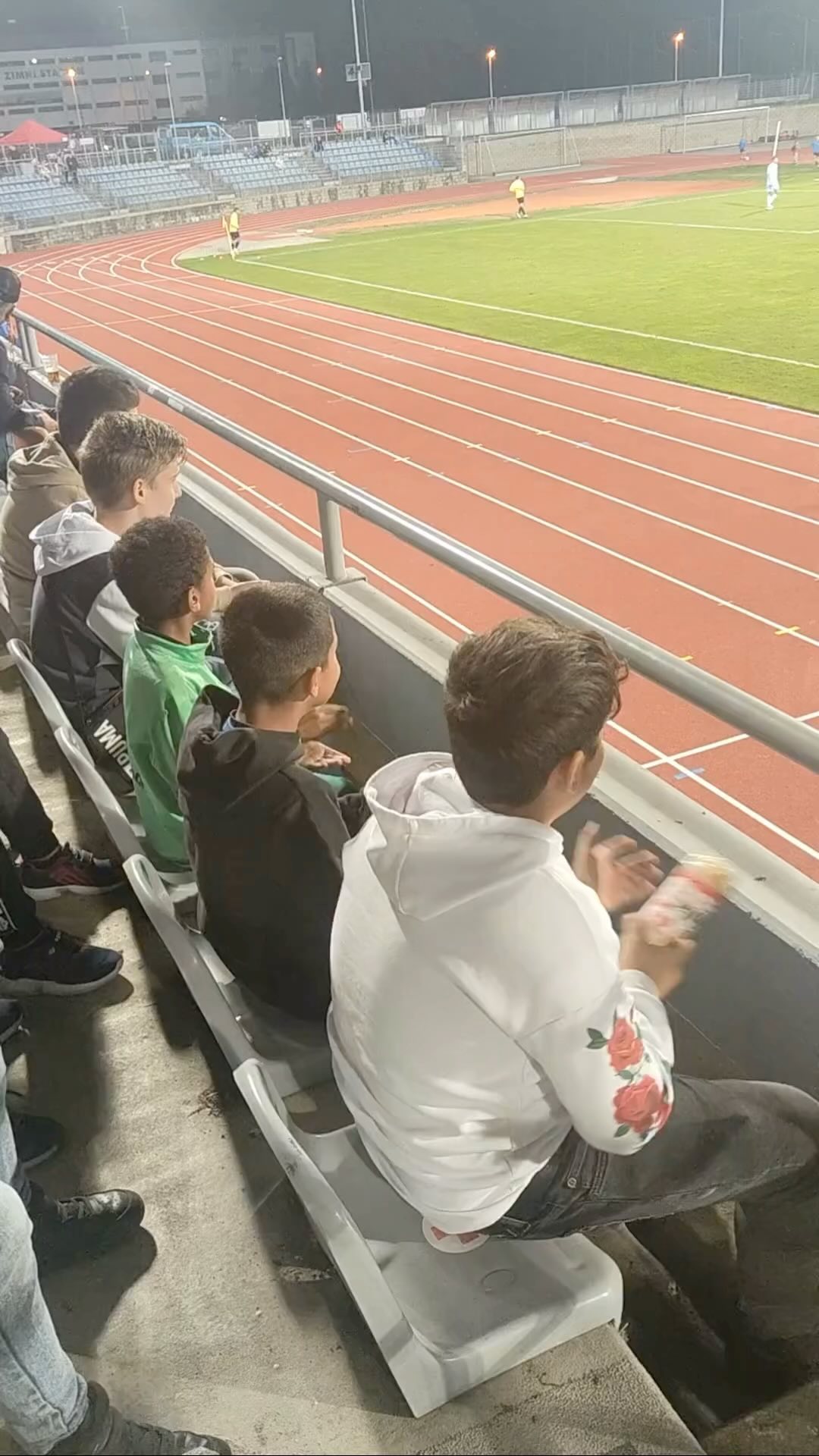 Děti z týmu Mongaguá nás přišly podpořit na zápas. Společně fandily a setkaly se se svý…