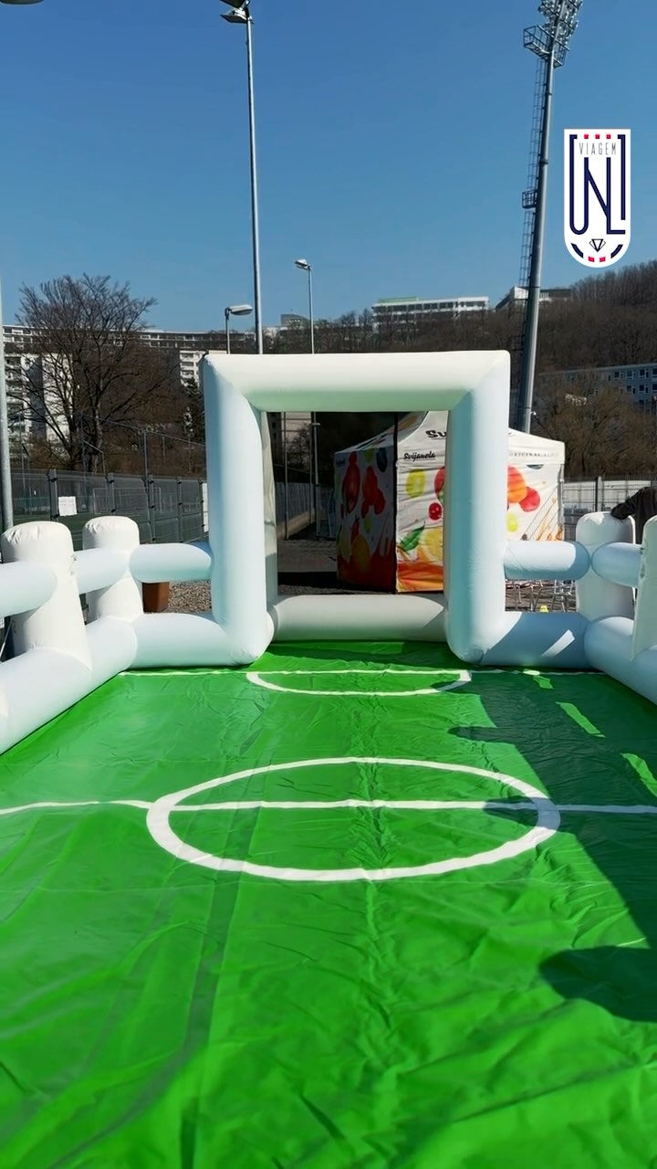 ☕ Káva, nafukovací hrad – to je naše dětská zóna
