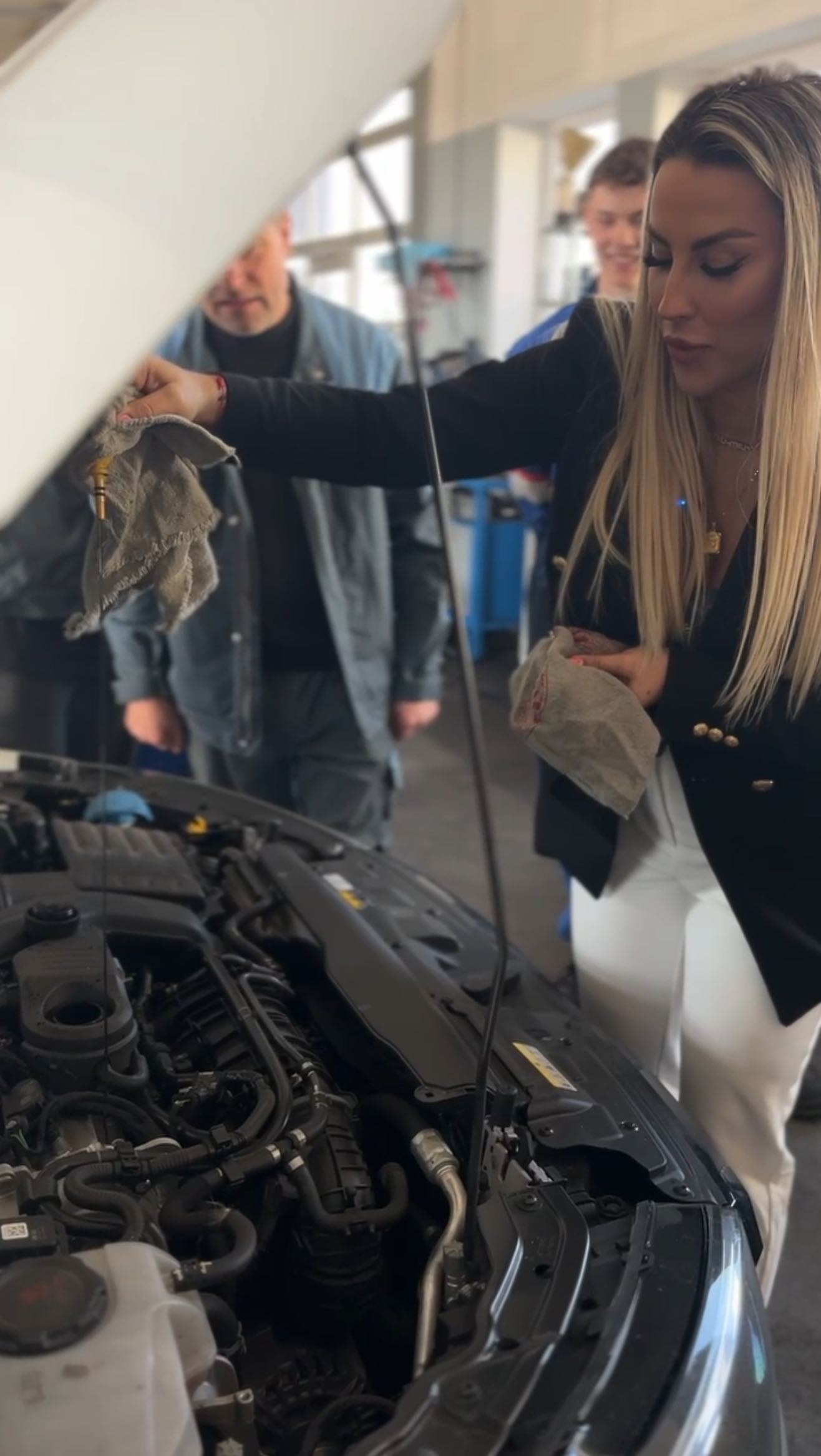 🔧🚗 Naše moderátorka Sabča vyrazila na návštěvu do autoservisu Bosch v Ústí nad Labem! 🎤…
