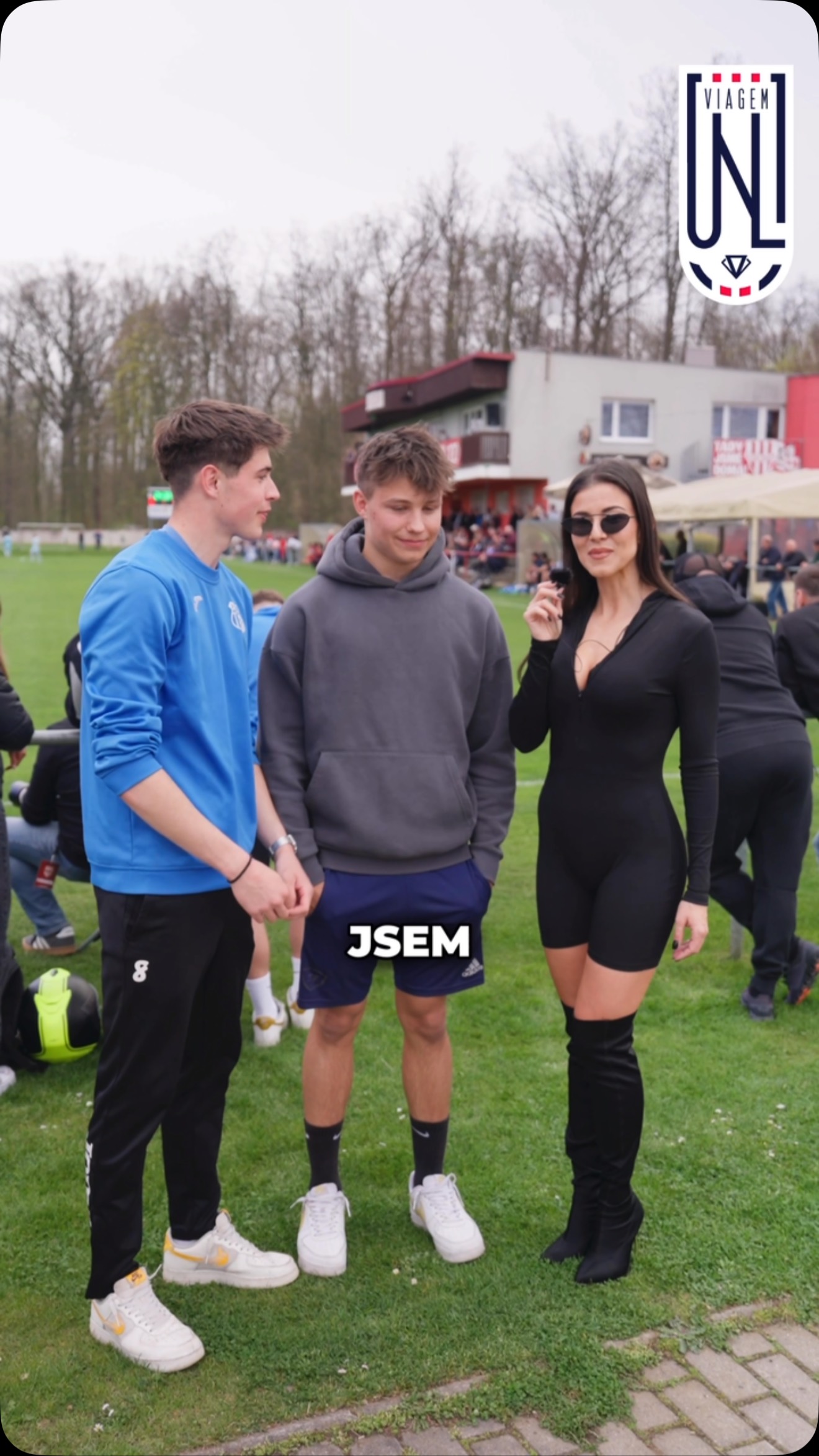 🎤 Moderátorka Denisa si na utkání v Brozanech odchytla dva věrné ústecké fanoušky