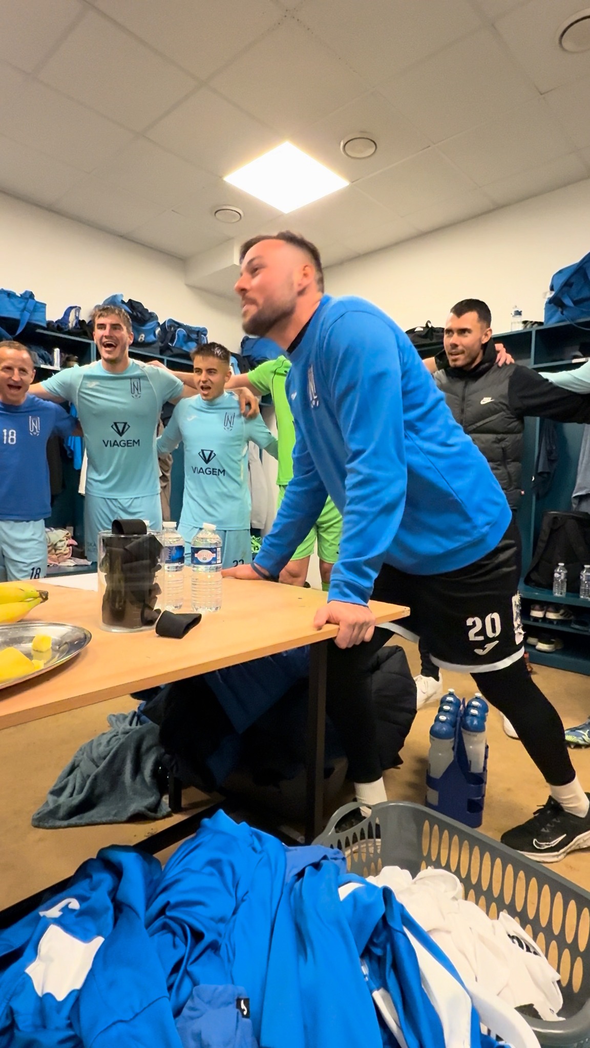 📣 Vítězná oslava v kabině po utkání se Zápy