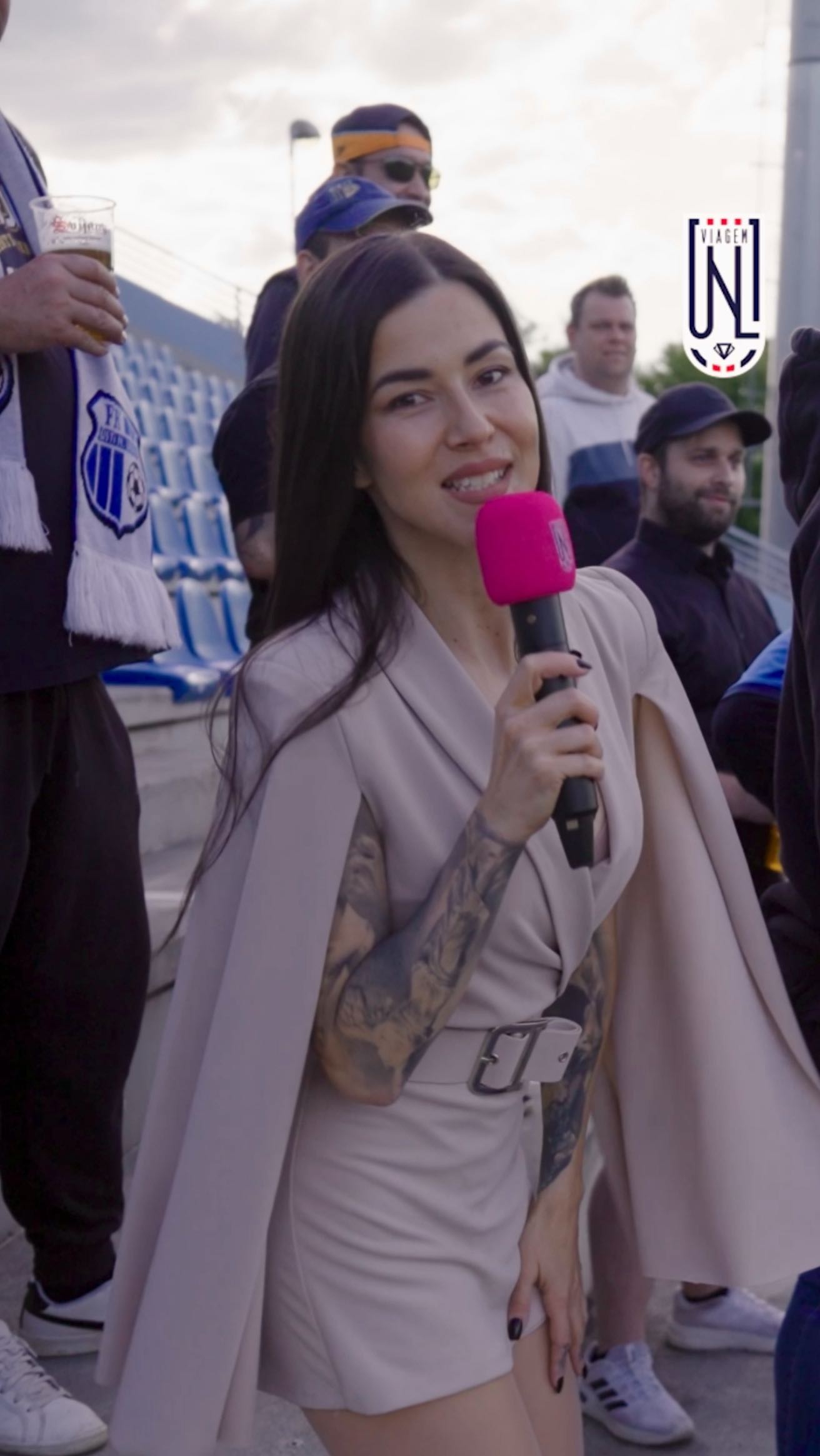 Denča se nebála a vyrazila přímo do kotle! 🔥🎤Zeptala se fanoušků, jestli by měli zájem…