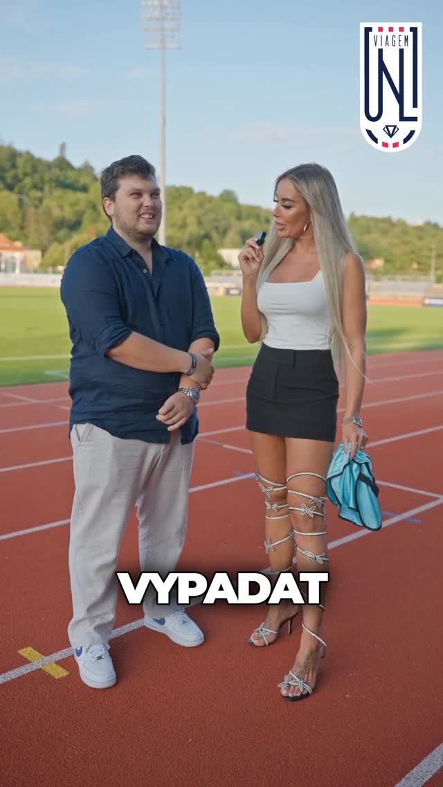 Náš pan ředitel se dal do gala na další rozhovor s moderátorkou Lucy