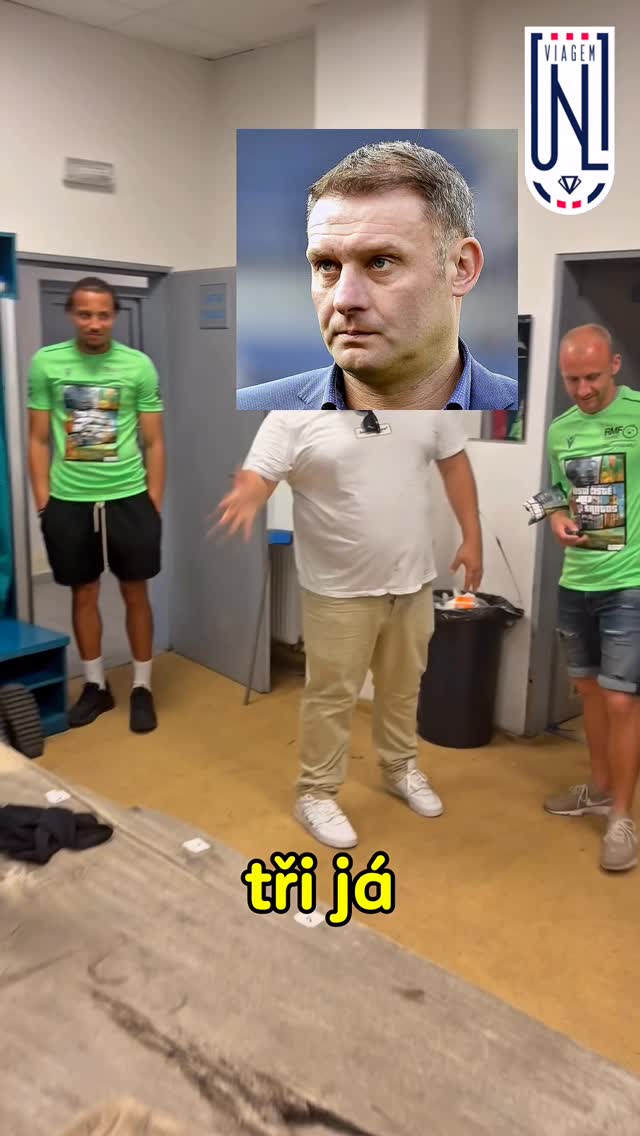 Ferenc si po úklidu okolo stadionu zašel zkontrolovat šatnu našeho týmu.