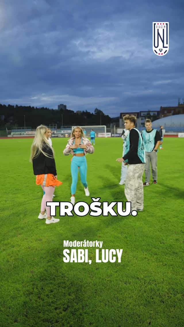 Poločasový minizápas.: Tentokrát si moderátorky nezahrály fotbal proti fanouškům, ale c…