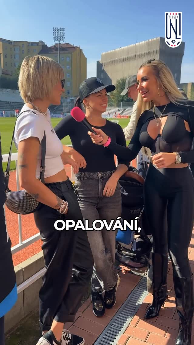 Při nedělním zápase moderátorce Lucy poskytly rozhovor tyto velmi sympatické dámy.