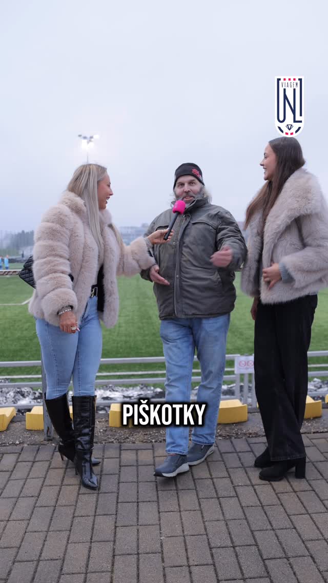 Naše moderátorky Sabina a Miriam s naším skalním fanouškem. Sabina slíbila, že na zápas…