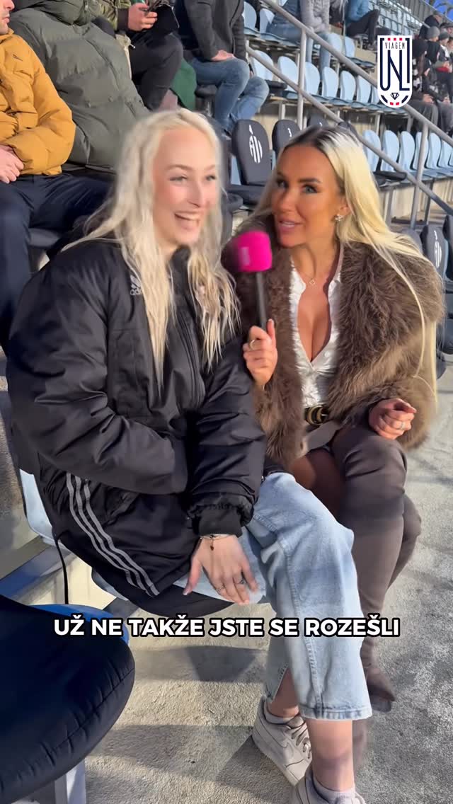Velmi sympatická slečna s moderátorkou Lucy v sobotním zápase.