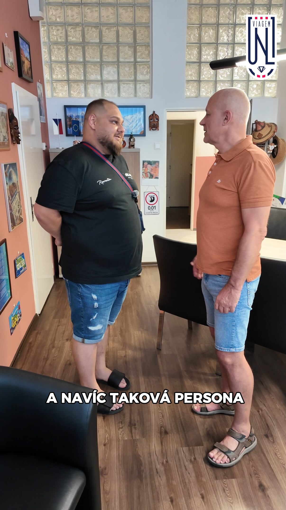 NÁVRAT DO ŘEDITELNY...: Dan se znovu posadil do ředitelny, kde kdysi trávil víc času, n…