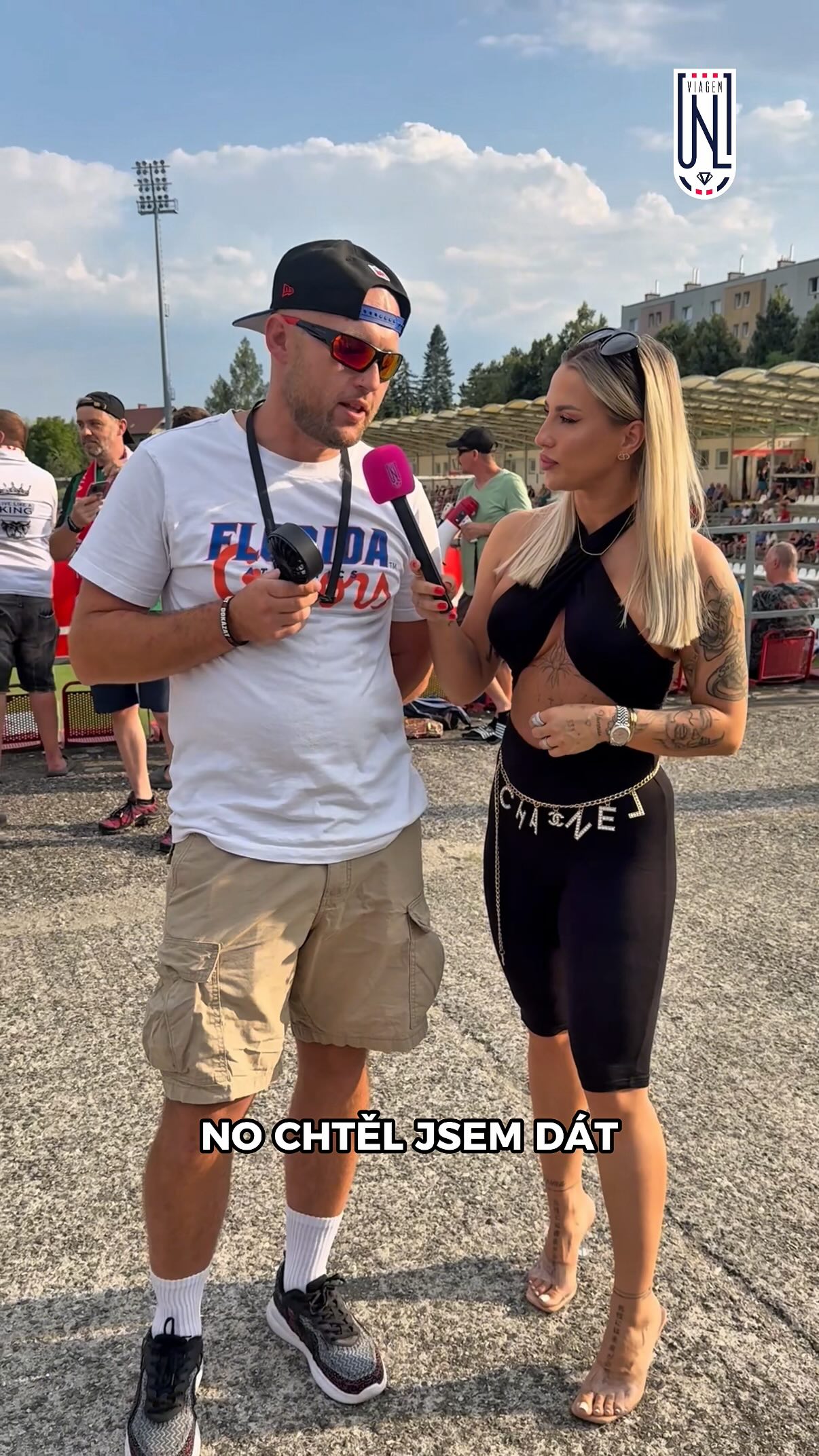 Rozhovor: Sabina si během utkání povídala s domácím fanouškem Kroměříže.