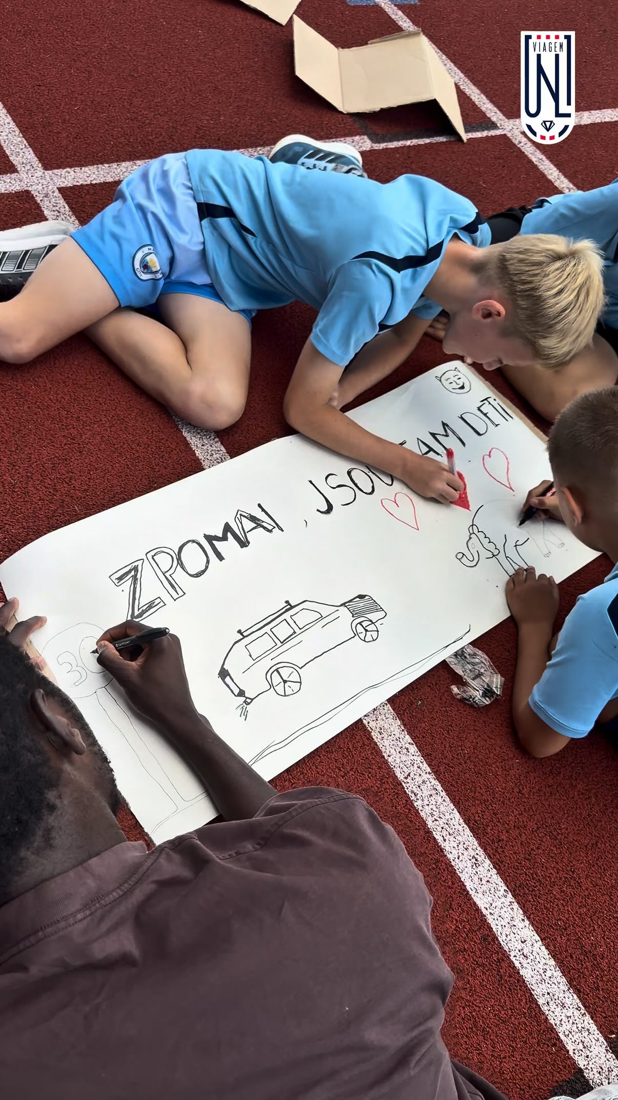 Zpomal: Naši hráči s dětmi tentokrát vyrazili před stadion s důležitým posláním – upozo…