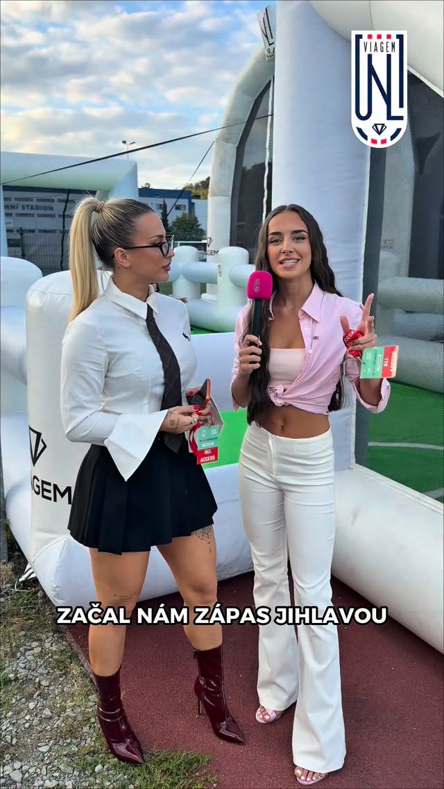 MALÍ A VELCÍ: Na velkém hřišti hrají velcí kluci.