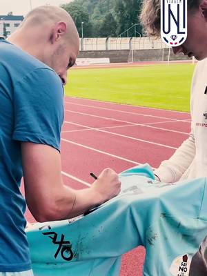 👕 Vítěz soutěže "Svlékni si svého hráče" si vybral dres kapitána TK27, který mu ho po u…